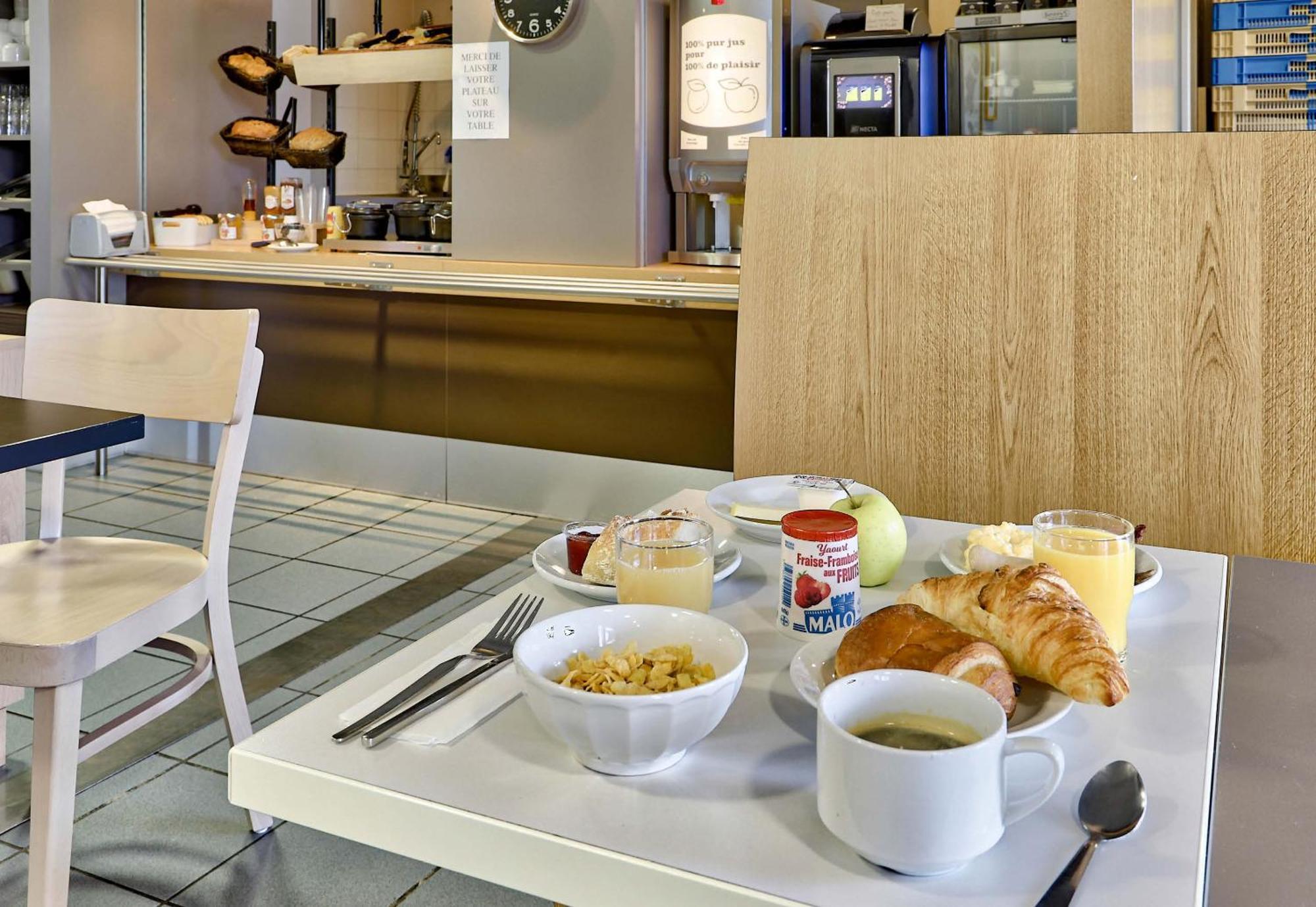 B&B Hotel Clermont-Ferrand Le Brezet Aeroport ภายนอก รูปภาพ