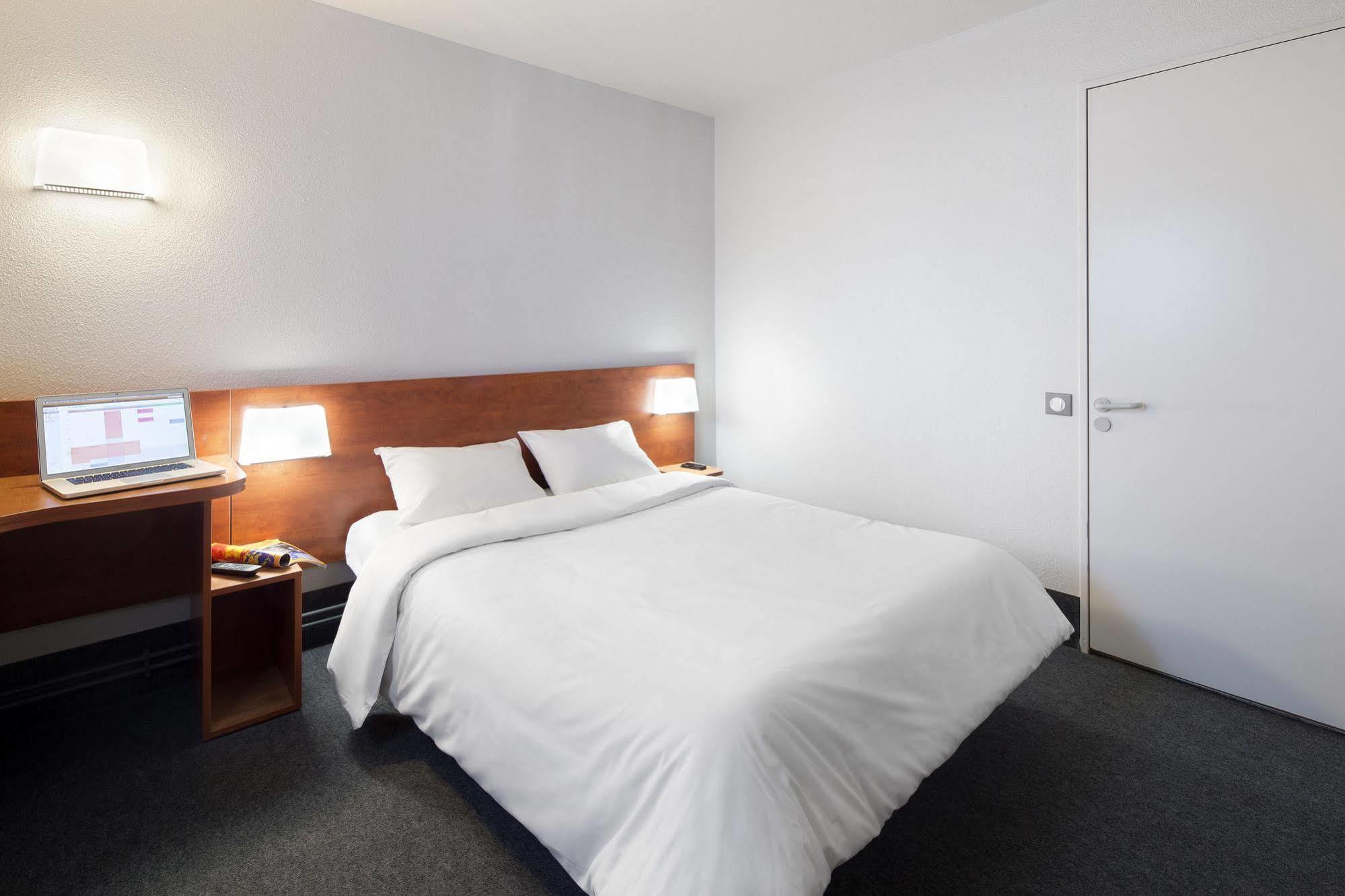 B&B Hotel Clermont-Ferrand Le Brezet Aeroport ภายนอก รูปภาพ